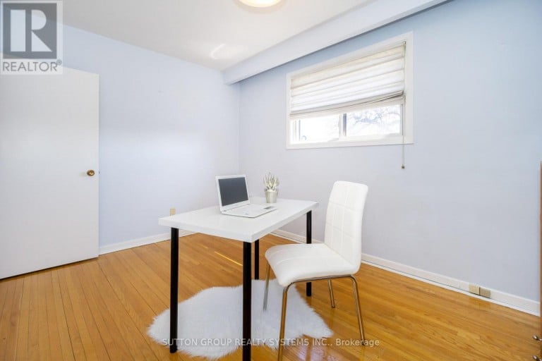 UPPER - 233 HULLMAR DRIVE, Toronto (Black Creek), Ontario, M3N2G2