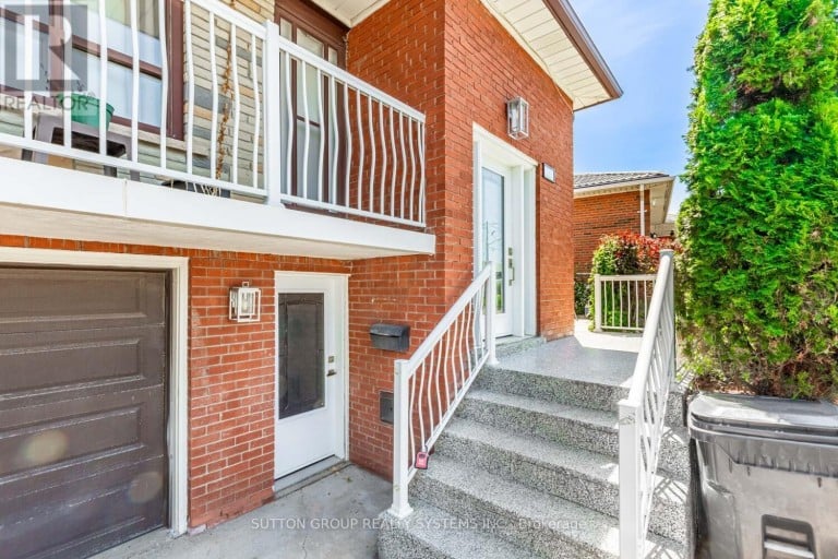 UPPER - 233 HULLMAR DRIVE, Toronto (Black Creek), Ontario, M3N2G2