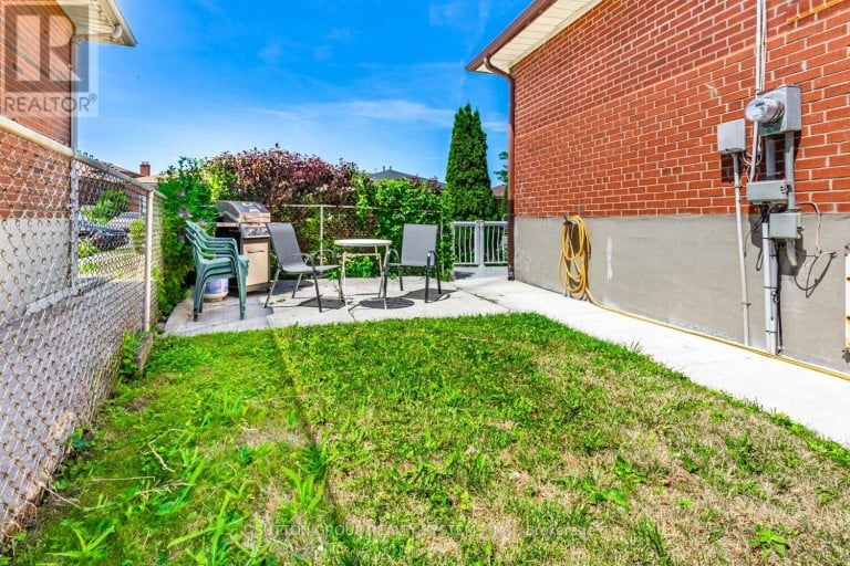 UPPER - 233 HULLMAR DRIVE, Toronto (Black Creek), Ontario, M3N2G2