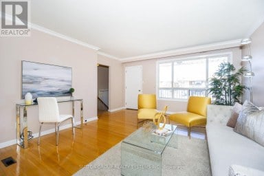 UPPER - 233 HULLMAR DRIVE Toronto (Black Creek) Ontario photo 4