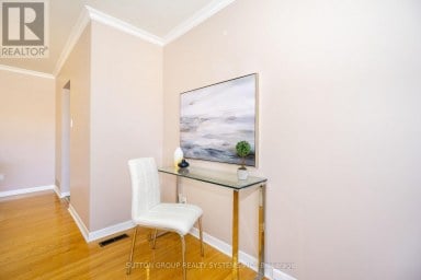 UPPER - 233 HULLMAR DRIVE Toronto (Black Creek) Ontario photo 5