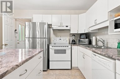 11 MONROE COURT Prince Edward County (Wellington Ward) Ontario photo 6