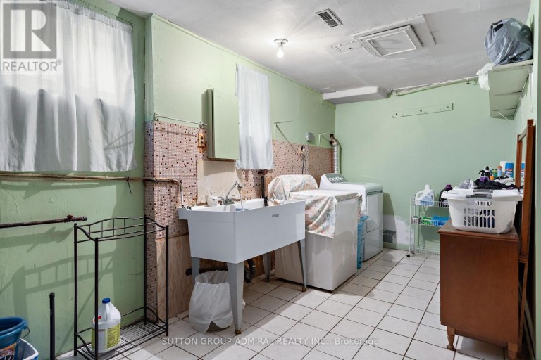201 DERRYDOWN ROAD, Toronto (York University Heights), Ontario, M3J1S2