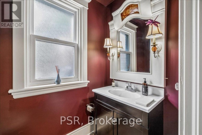 40 STANLEY AVENUE, Hamilton (Kirkendall), Ontario, L8P2L1