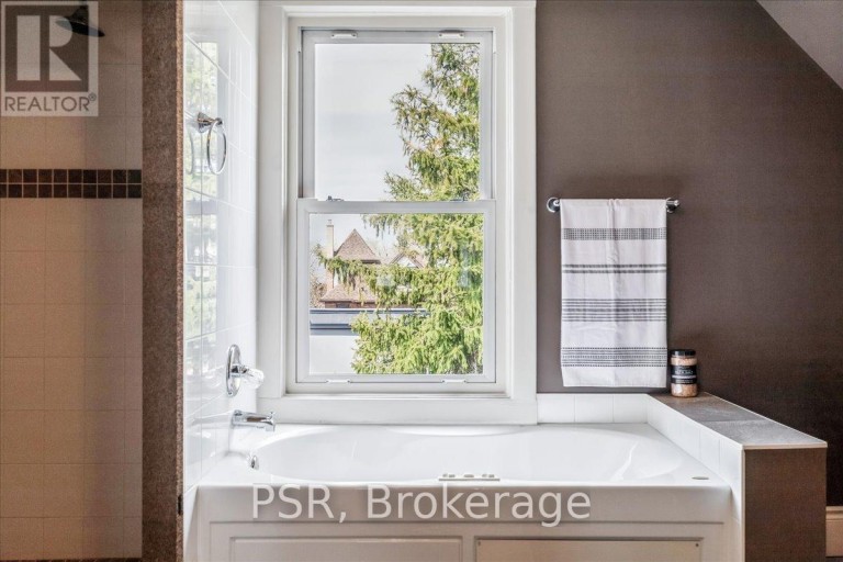 40 STANLEY AVENUE, Hamilton (Kirkendall), Ontario, L8P2L1
