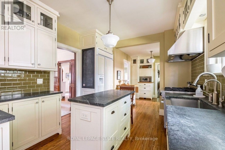 2 OAK KNOLL DRIVE, Hamilton (Westdale), Ontario, L8S4C2