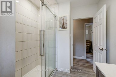 56 BARTON STREET Hamilton (Waterdown) Ontario photo 16