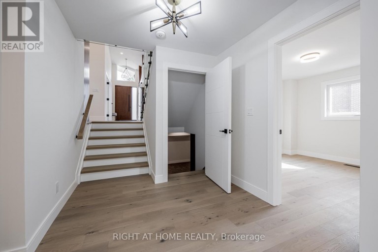 690 HILLMAN CRESCENT, Mississauga (Applewood), Ontario, L4Y2H9
