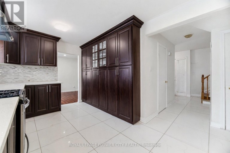 3027 CORAL DRIVE, Mississauga (Malton), Ontario, L4T1Z2