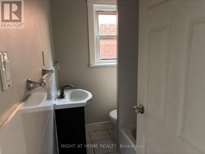 UPPER B - 507 OAKWOOD AVENUE, Toronto (Oakwood Village), Ontario, M6E2W9