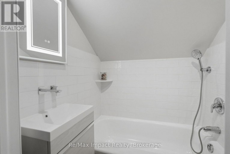 43 PARK ROAD S, Oshawa (O'Neill), Ontario, L1J4G7