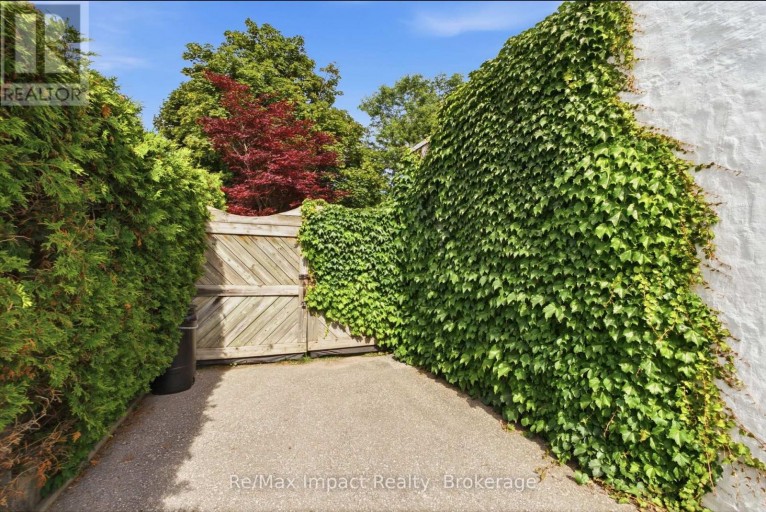 43 PARK ROAD S, Oshawa (O'Neill), Ontario, L1J4G7
