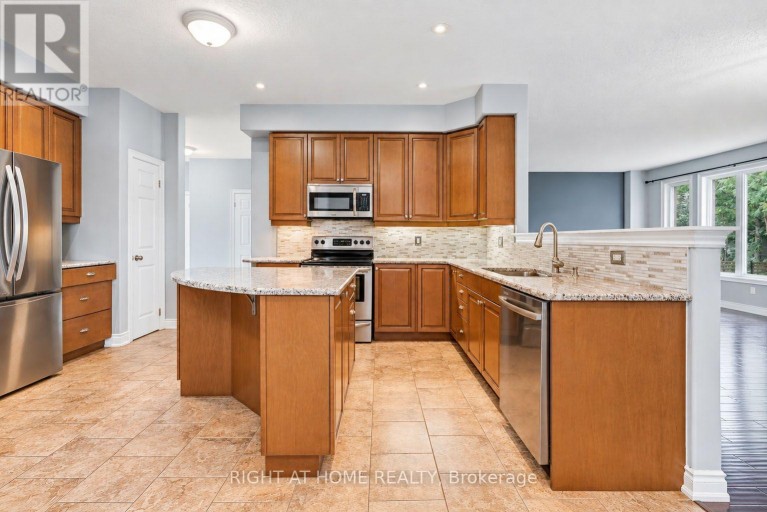 35 AUBURN COURT, Barrie (Ardagh), Ontario, L4N6G9