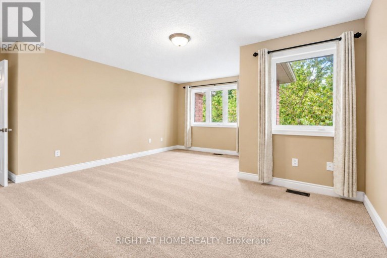 35 AUBURN COURT, Barrie (Ardagh), Ontario, L4N6G9
