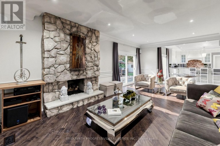 2 THORNLEA COURT, Markham (Thornhill), Ontario, L3T2R2