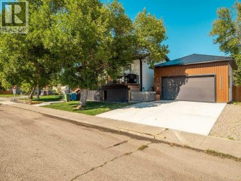 2021 15 Street Coaldale Alberta photo 2