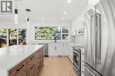 5204 Barron Drive NW Calgary Alberta photo 4
