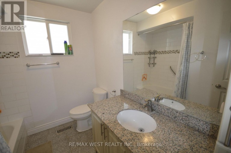 32 AXSMITH CRESCENT, Toronto (Don Valley Village), Ontario, M2J3K3
