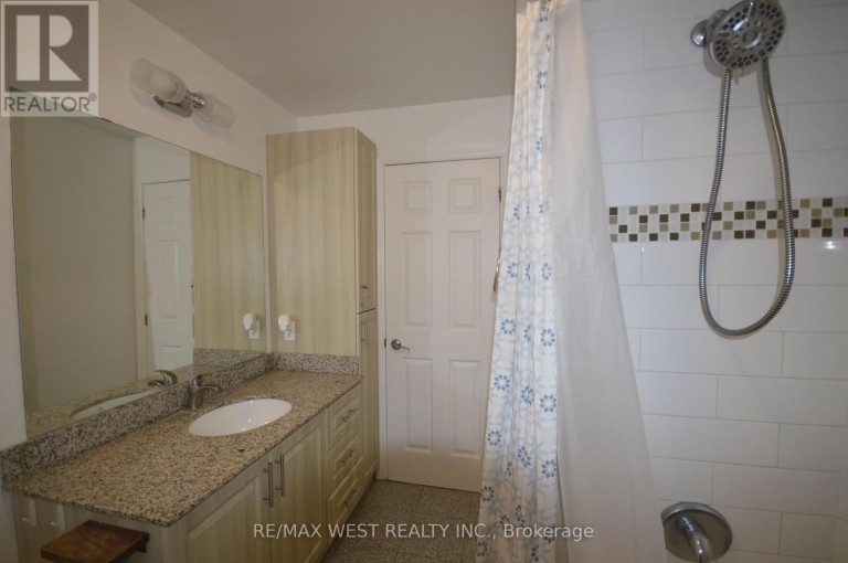 32 AXSMITH CRESCENT, Toronto (Don Valley Village), Ontario, M2J3K3