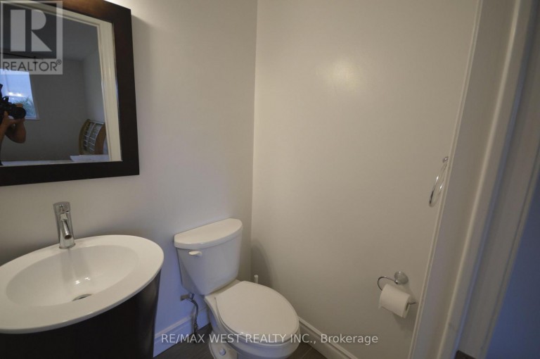 32 AXSMITH CRESCENT, Toronto (Don Valley Village), Ontario, M2J3K3