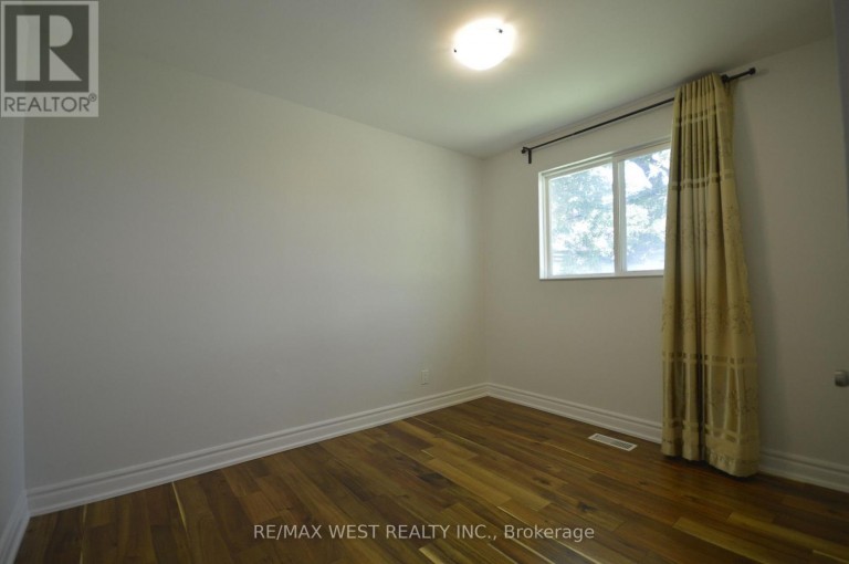 32 AXSMITH CRESCENT, Toronto (Don Valley Village), Ontario, M2J3K3