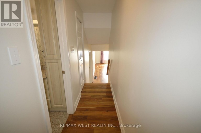 32 AXSMITH CRESCENT, Toronto (Don Valley Village), Ontario, M2J3K3
