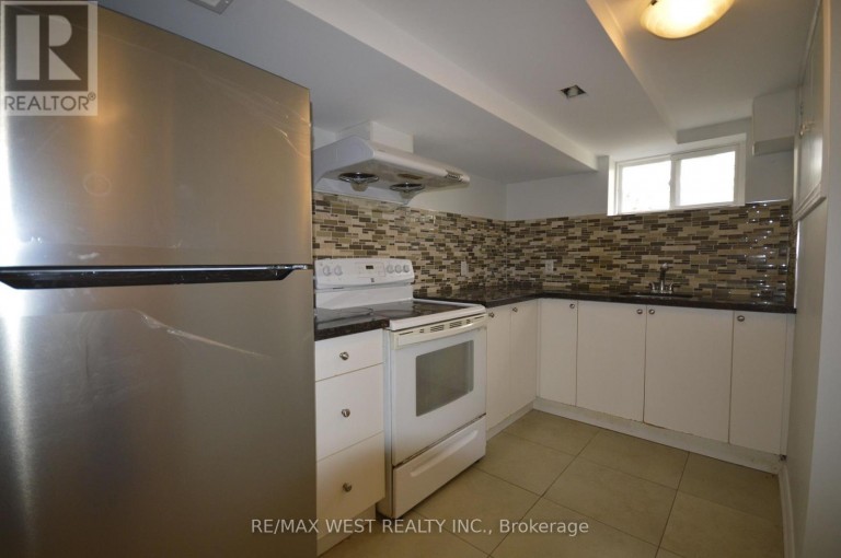 32 AXSMITH CRESCENT, Toronto (Don Valley Village), Ontario, M2J3K3