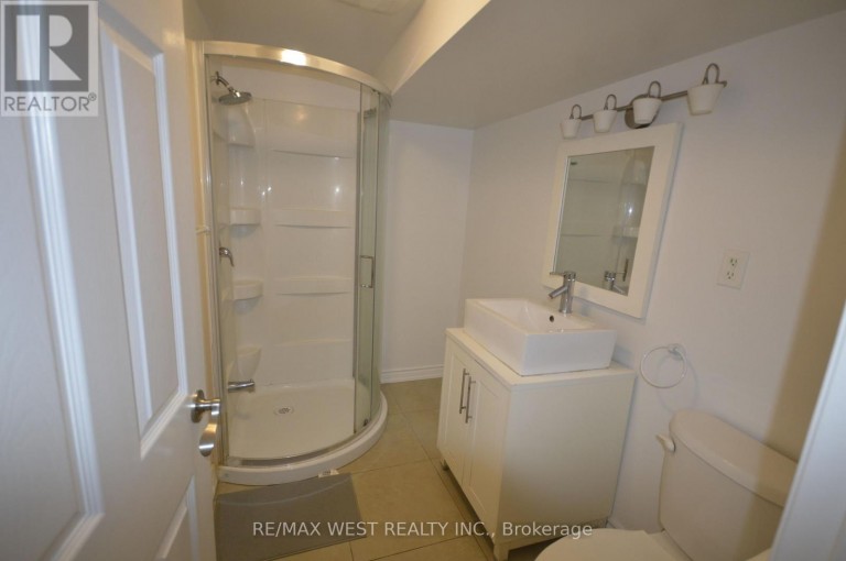 32 AXSMITH CRESCENT, Toronto (Don Valley Village), Ontario, M2J3K3