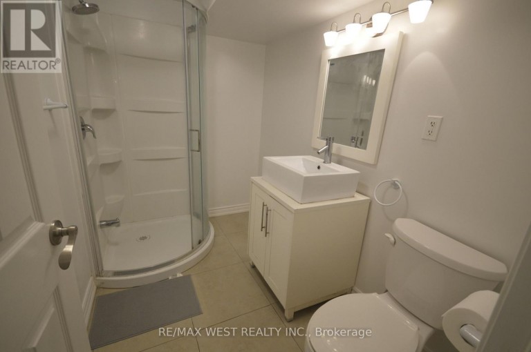 32 AXSMITH CRESCENT, Toronto (Don Valley Village), Ontario, M2J3K3