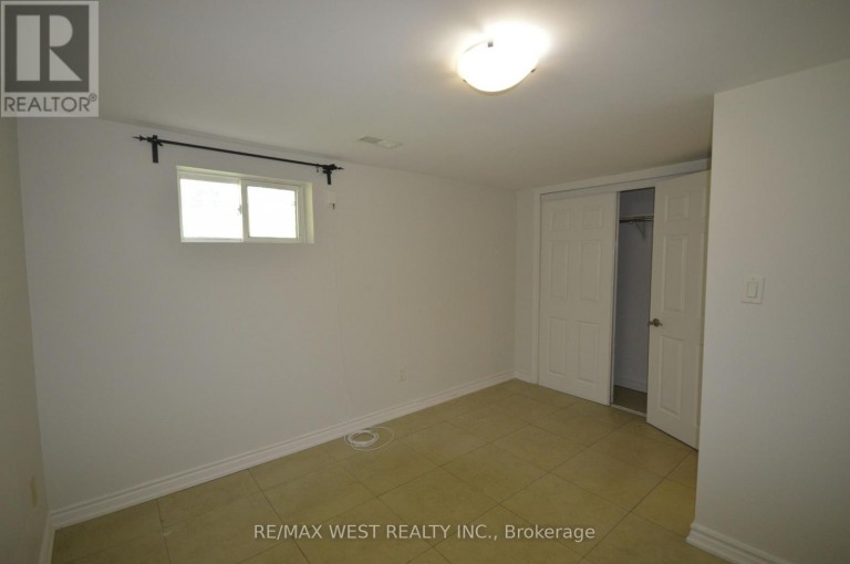 32 AXSMITH CRESCENT, Toronto (Don Valley Village), Ontario, M2J3K3