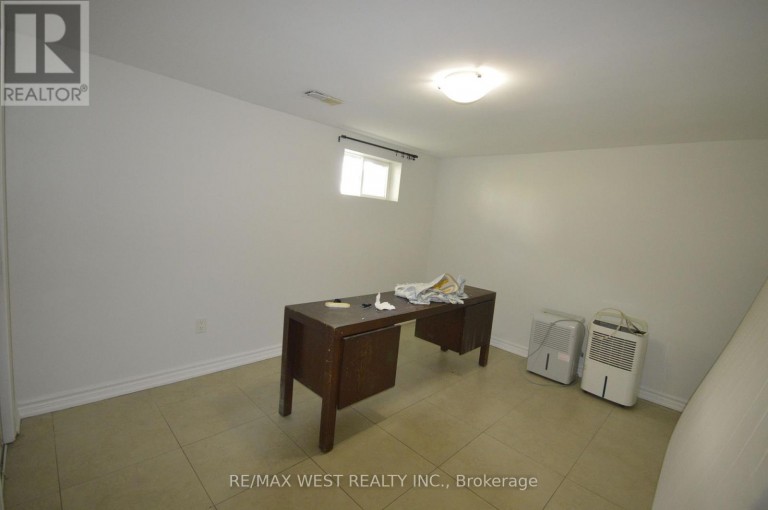 32 AXSMITH CRESCENT, Toronto (Don Valley Village), Ontario, M2J3K3