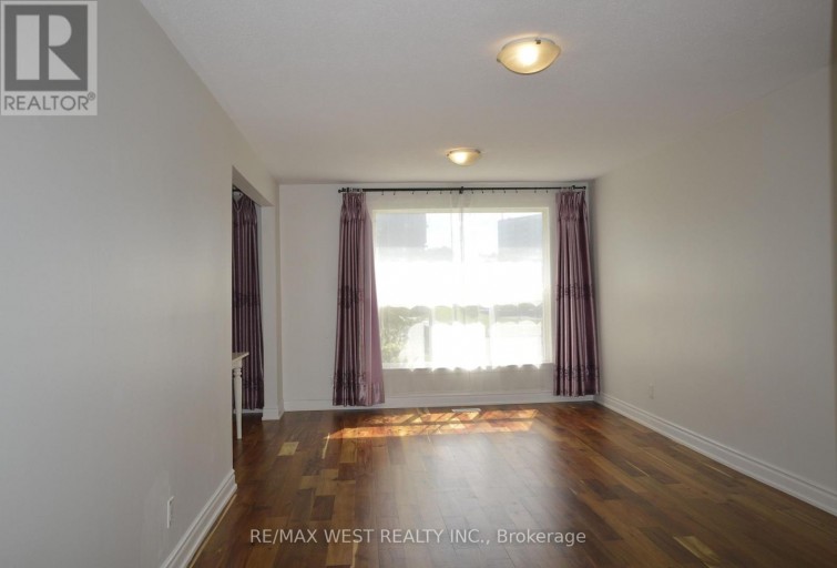 32 AXSMITH CRESCENT, Toronto (Don Valley Village), Ontario, M2J3K3