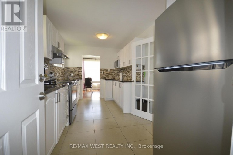 32 AXSMITH CRESCENT, Toronto (Don Valley Village), Ontario, M2J3K3