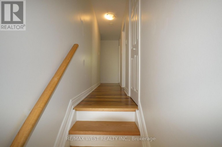 32 AXSMITH CRESCENT, Toronto (Don Valley Village), Ontario, M2J3K3