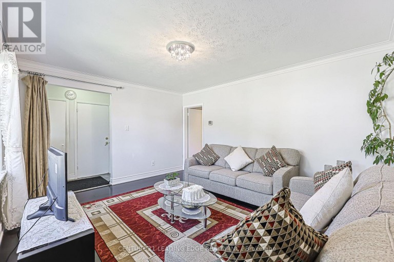 246 ELLINGTON DRIVE, Toronto (Wexford-Maryvale), Ontario, M1R3Y4
