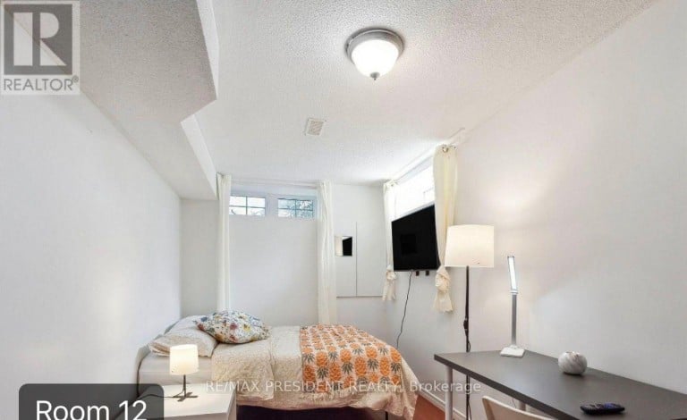 3 HERZBERG GARDENS, Toronto (York University Heights), Ontario, M3J3P5