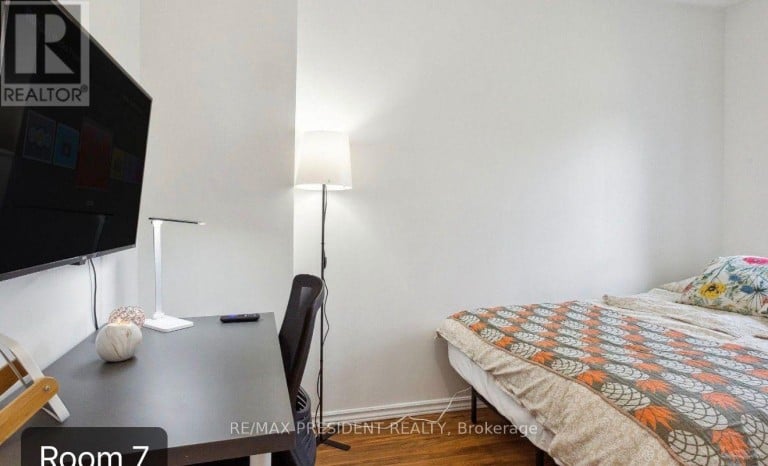 3 HERZBERG GARDENS, Toronto (York University Heights), Ontario, M3J3P5