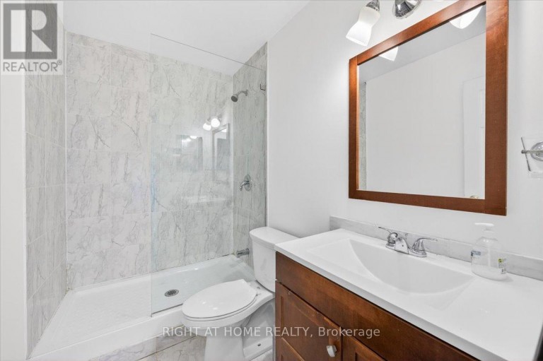 708 - 100 LEEWARD GLENWAY, Toronto (Flemingdon Park), Ontario, M3C2Z1