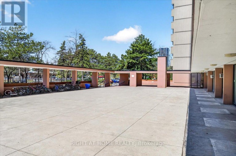 708 - 100 LEEWARD GLENWAY, Toronto (Flemingdon Park), Ontario, M3C2Z1