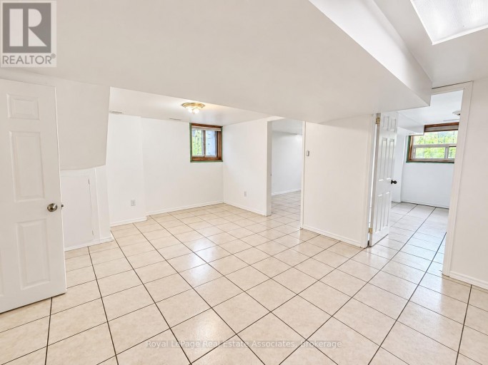 LOWER - 97 OAK PARK AVENUE, Toronto (Woodbine-Lumsden), Ontario, M4C4M6