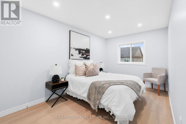 26 DAYMAN DRIVE, Hamilton (Meadowlands), Ontario, L9K0J9
