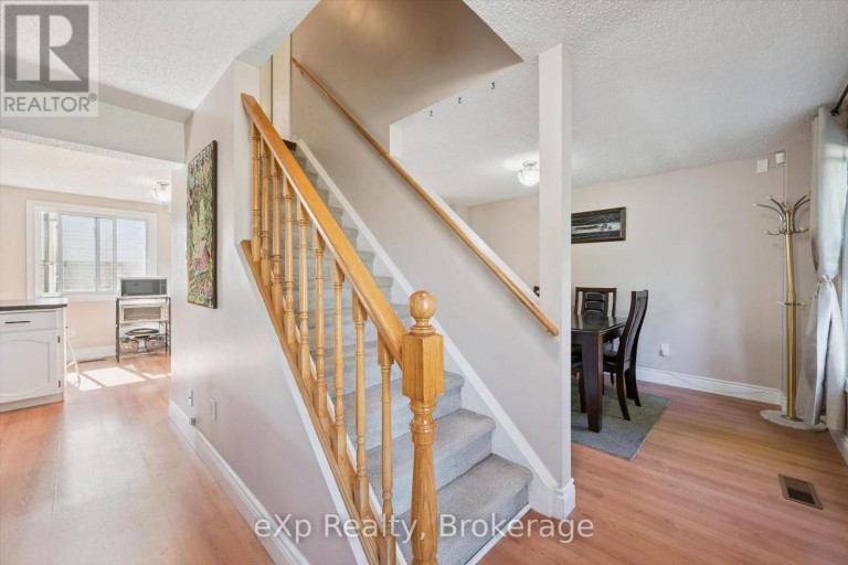 1 CHESTERTON LANE, Guelph (Grange Road), Ontario, N1E6T1
