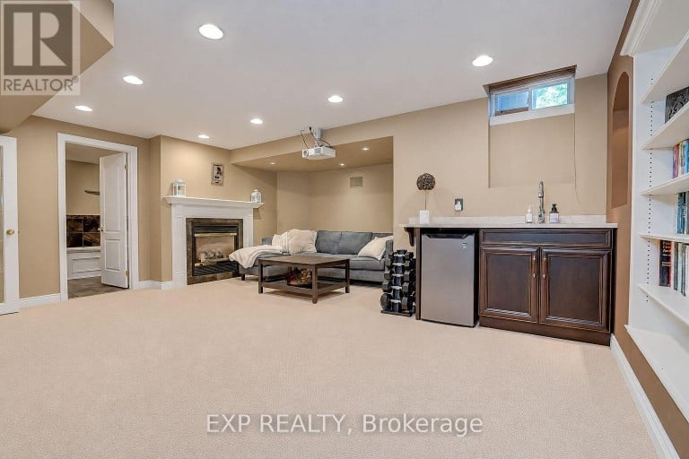 499 SILKEN LAUMANN DRIVE, Newmarket (Stonehaven-Wyndham), Ontario, L3X2H9