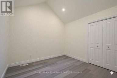 121 FARRINGTON CRESCENT Prince Edward County (Picton Ward) Ontario photo 13