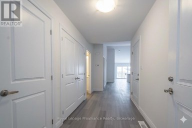 121 FARRINGTON CRESCENT Prince Edward County (Picton Ward) Ontario photo 2