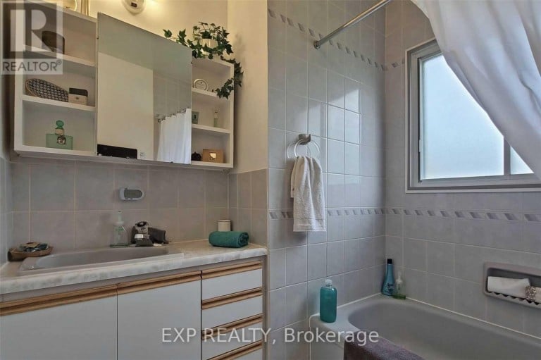 1 GUYTOI COURT, Toronto (Banbury-Don Mills), Ontario, M3C1Y1