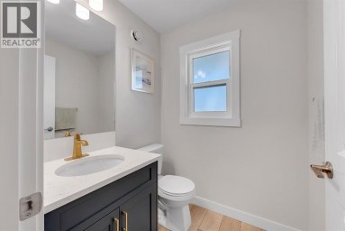133 Rochester Way NW Calgary Alberta photo 17