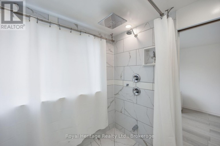 207 VALENCIA ROAD, Oshawa (Lakeview), Ontario, L1J1P2