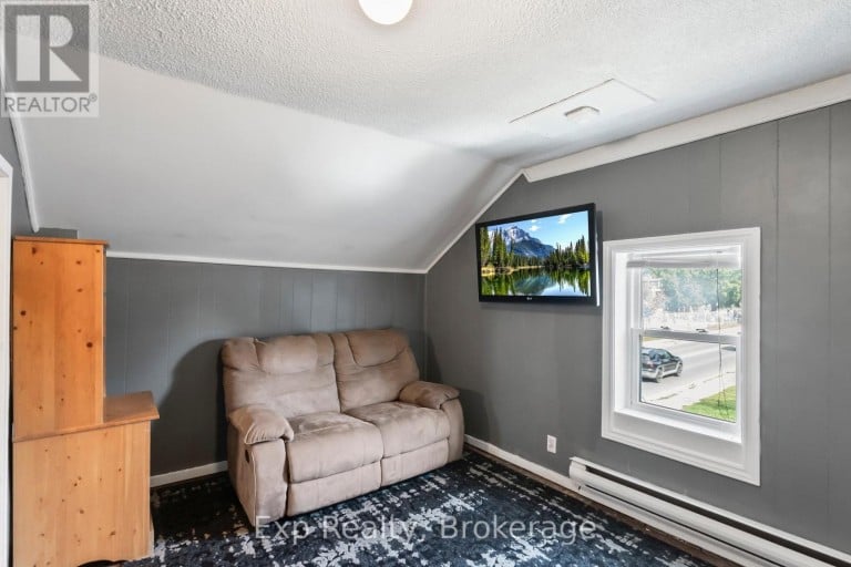 79 COLLEGE STREET E, Belleville (Belleville Ward), Ontario, K8P2E8