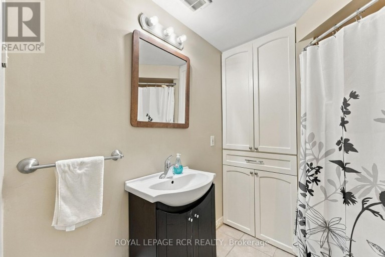 70 TECUMSEH DRIVE, Aurora (Aurora Heights), Ontario, L4G2X4